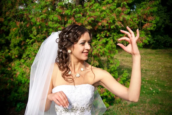 Braut hält Ring — Stockfoto