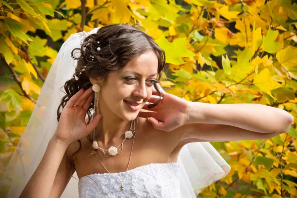Braut in einem Garten — Stockfoto