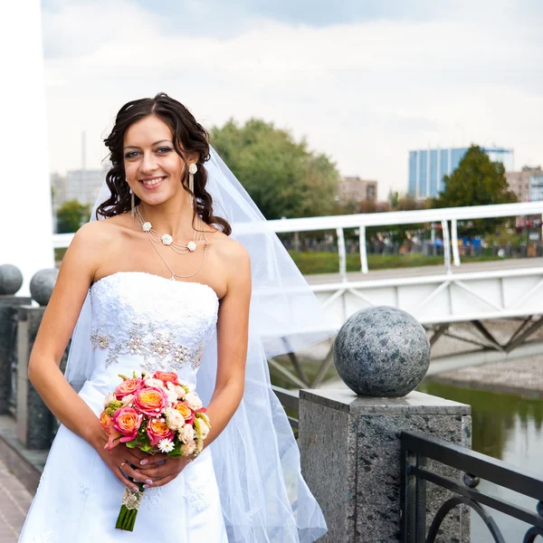 Usmívající se nevěsta — Stock fotografie