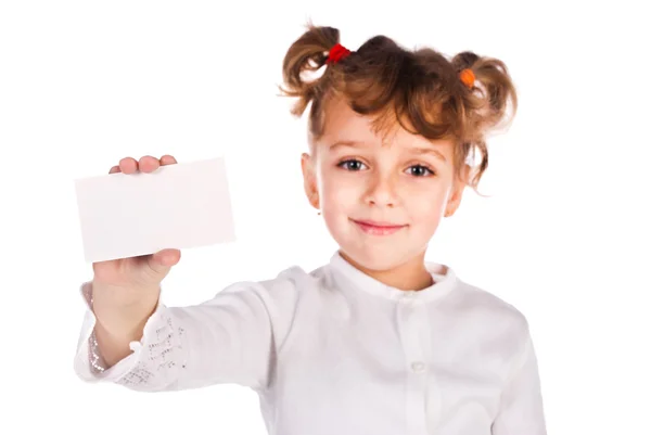 Девушка держит пустую карту — стоковое фото