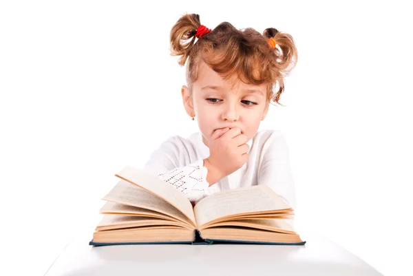 Dítě čte knihu — Stock fotografie