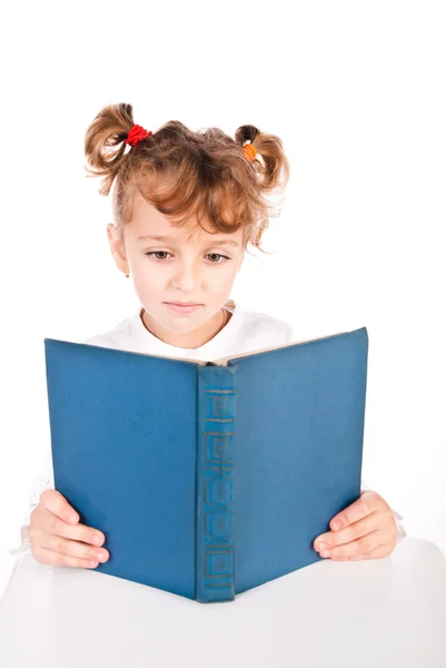 Дитина читання книги — стокове фото
