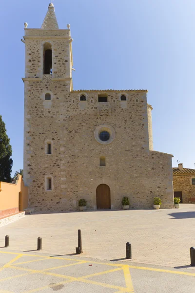 Iglesia en un pueblo de Girona — Foto de Stock