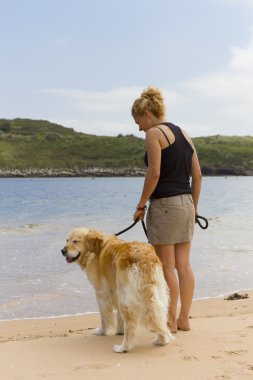 Köpeği olan kız.