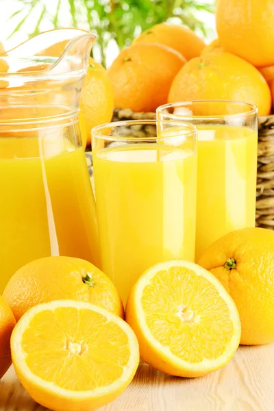 Ποτήρια χυμού πορτοκαλιού και φρούτων — Φωτογραφία Αρχείου