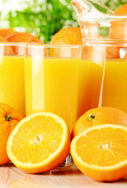 Vasos de zumo de naranja y frutas — Foto de Stock