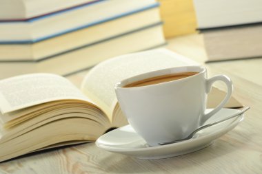 Kitaplar fincan kahve tablo