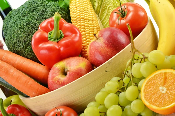 Zusammensetzung mit Gemüse und Obst isoliert auf weiß — Stockfoto