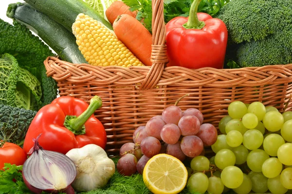 Composizione con frutta e verdura in cestino di vimini isolato — Foto Stock
