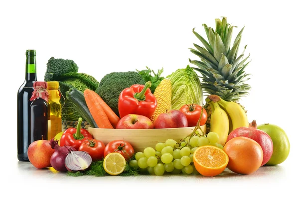 Összetétel fehér alapon izolált zöldségekkel és gyümölcsökkel — Stock Fotó