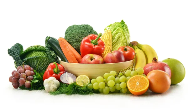 Состав с овощами и фруктами, изолированными на белом — стоковое фото