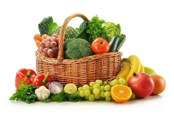 Skład z warzywami i owocami w izolowanym wiklinowym koszu — Zdjęcie stockowe