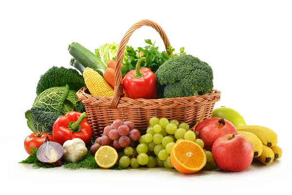 Σύνθεση με λαχανικά και φρούτα σε ψάθινο καλάθι απομονωμένη — Φωτογραφία Αρχείου