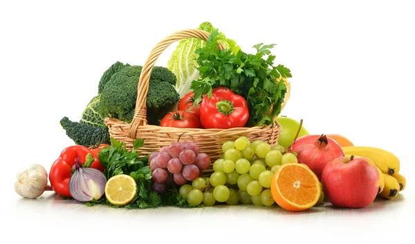 Σύνθεση με λαχανικά και φρούτα σε ψάθινο καλάθι απομονωμένη — Φωτογραφία Αρχείου