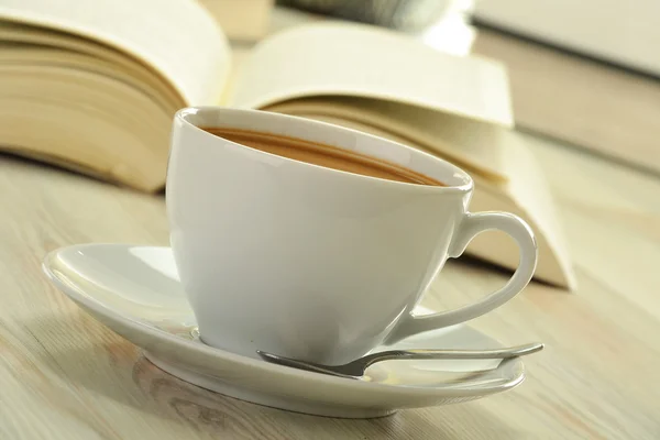 Libros taza de café en la mesa — Foto de Stock