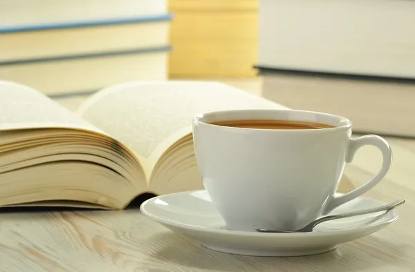 Bücher Tasse Kaffee auf dem Tisch — Stockfoto