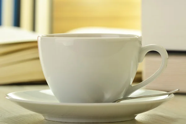 Livros xícara de café na mesa — Fotografia de Stock
