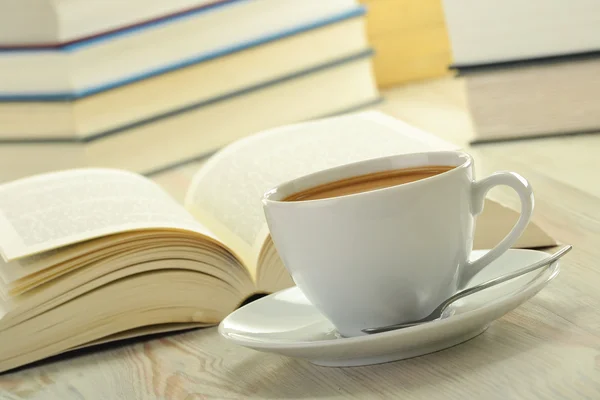 Böcker kopp kaffe på bordet — Stockfoto
