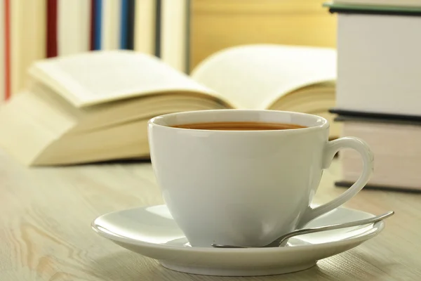 Livros xícara de café na mesa — Fotografia de Stock