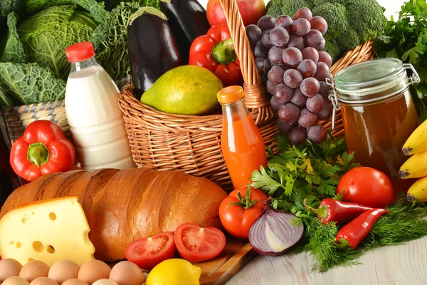 Mercearia em cesta de vime, incluindo legumes e frutas — Fotografia de Stock