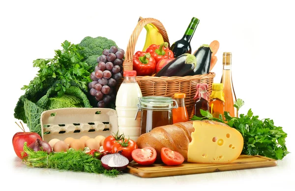 Lebensmittel im Weidenkorb mit Gemüse und Obst — Stockfoto