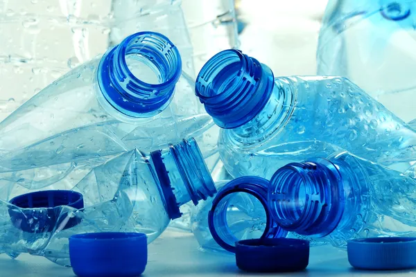 Skład z plastikowymi butelkami wody mineralnej — Zdjęcie stockowe