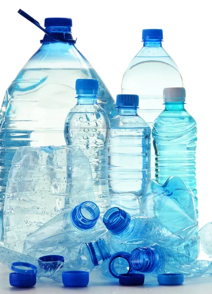 Композиція з пластиковими пляшками мінеральної води — стокове фото