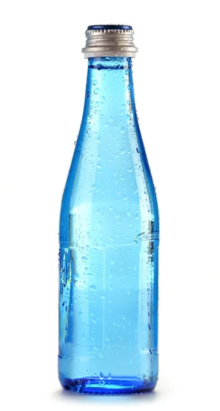 Pequena garrafa de água mineral isolada em branco — Fotografia de Stock