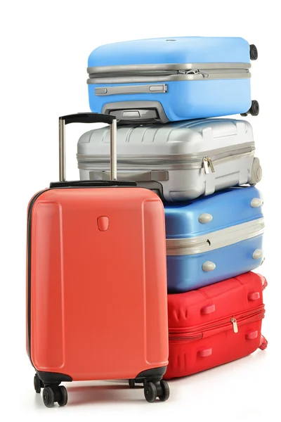 흰색에 분리되어 있는 폴리카보네이트로 된 여행 가방으로 이루어진 가방 — 스톡 사진
