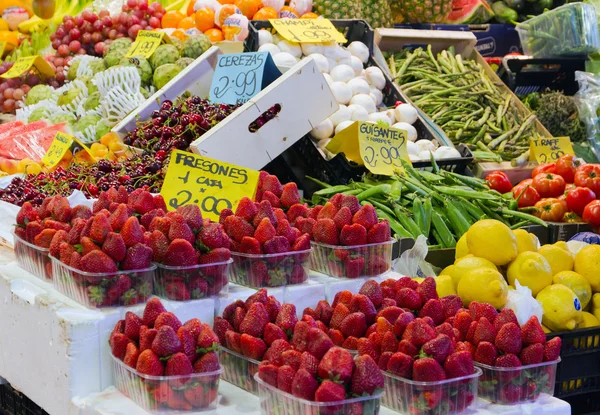 Rynek owoców i warzyw — Zdjęcie stockowe