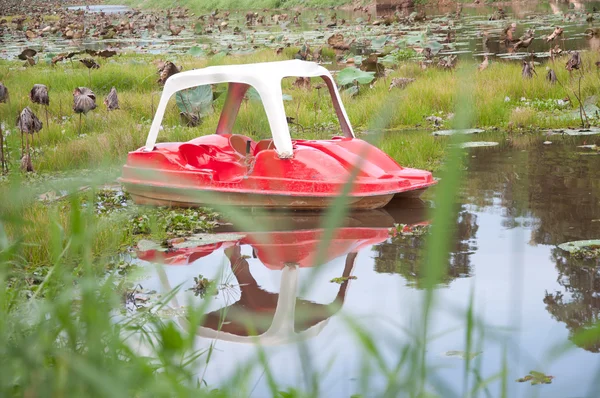 水と湖でボートします。 — ストック写真