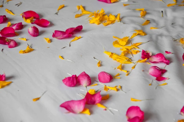 Fiore sulla camera da letto matrimonio tailandese — Foto Stock