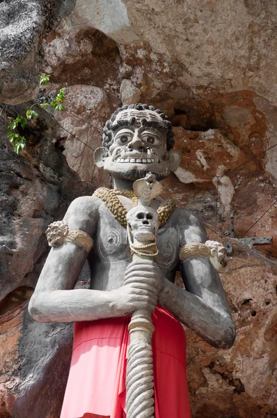 Tajski rzeźba gigant w yala jaskini świątynię, Tajlandia — Zdjęcie stockowe