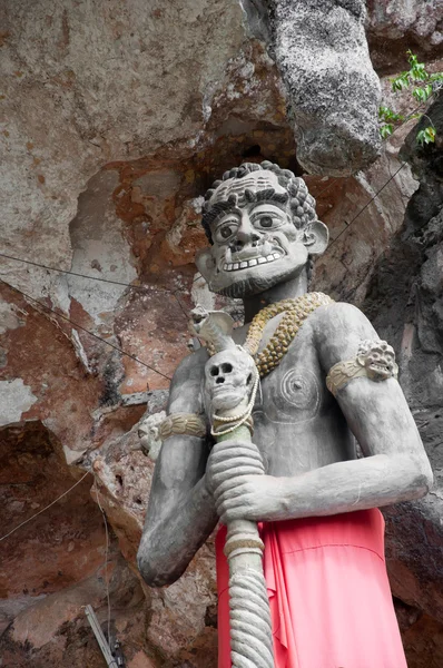 Estátua gigante tailandesa no templo da caverna de yala, Tailândia — Fotografia de Stock