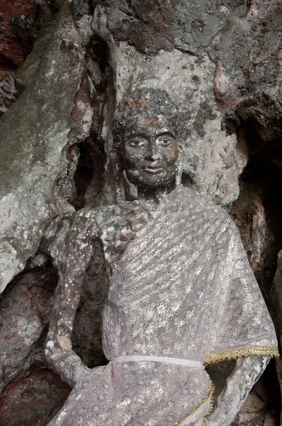 Estatua antigua de buddha en el templo de la cueva de Yala, Tailandia — Foto de Stock