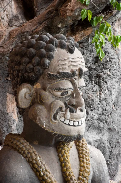 Статуя тайского гиганта в храме пещеры Яла, Таиланд — стоковое фото