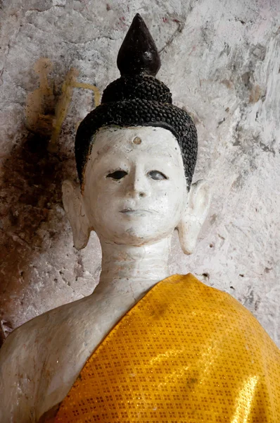 Ancient buddha statue in yala cave temple, thailand — ストック写真