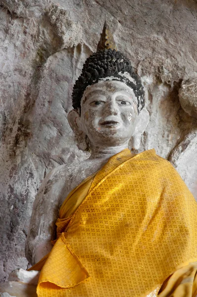 Ancienne statue de bouddha dans le temple de grotte de Yala, thailand — Photo