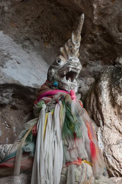 Antigua estatua de Naga en el templo de la cueva de Yala, Tailandia — Foto de Stock