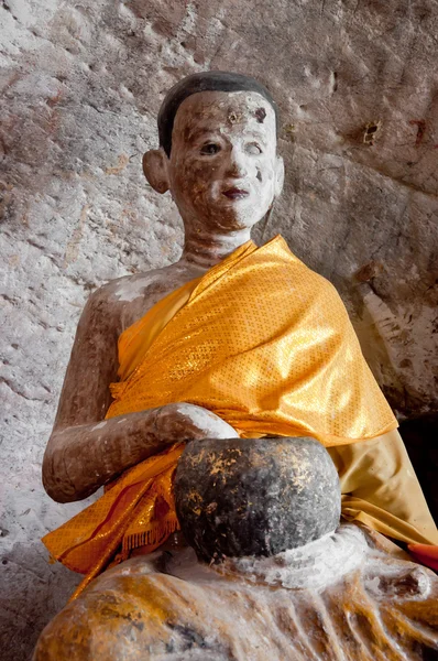 Estatua antigua de buddha en el templo de la cueva de Yala, Tailandia — Foto de Stock