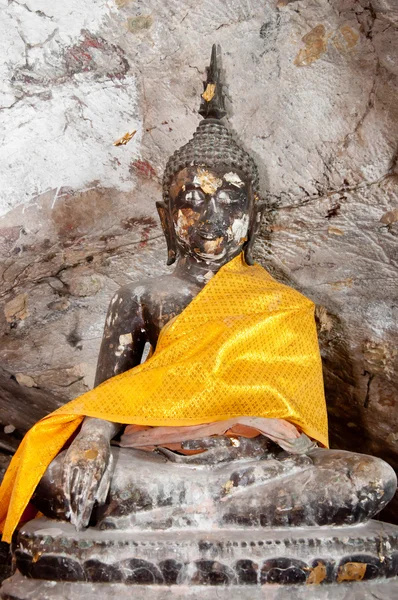 Antiga estátua de buddha no templo da caverna de yala, Tailândia — Fotografia de Stock
