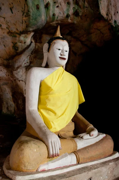 Ancient buddha statue in yala cave temple, thailand — Φωτογραφία Αρχείου