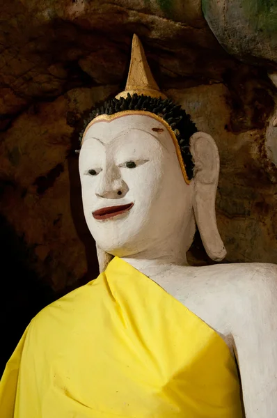 Antica statua buddha nel tempio delle caverne di Yala, Thailandia — Foto Stock