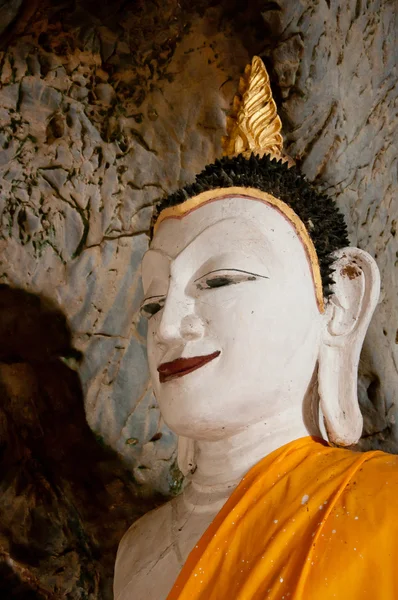 Estatua antigua de buddha en el templo de la cueva de Yala, Tailandia —  Fotos de Stock
