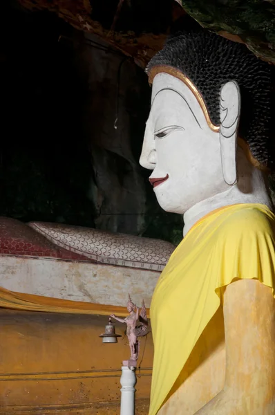 Ancient buddha statue in yala cave temple, thailand — ストック写真