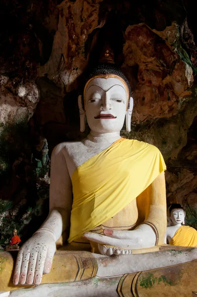 Oude Boeddhabeeld in yala grot tempel, thailand — Stockfoto