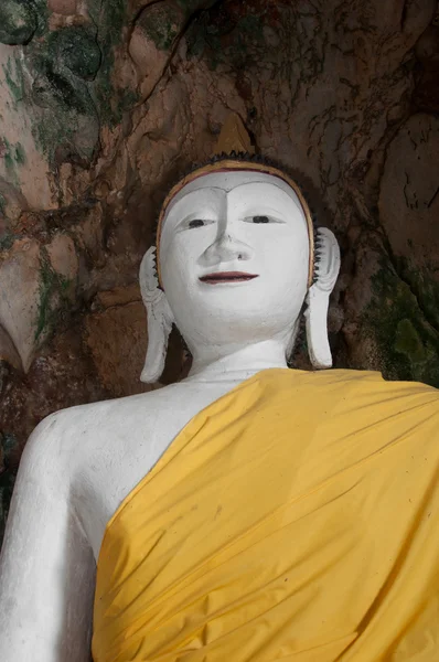 Antiga estátua de buddha no templo da caverna de yala, Tailândia — Fotografia de Stock