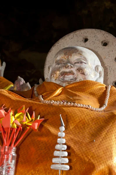 Китайская статуя монаха в храме — стоковое фото