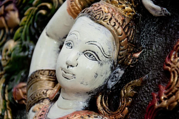 Женщина статуя тайского искусства в тайском храме — стоковое фото