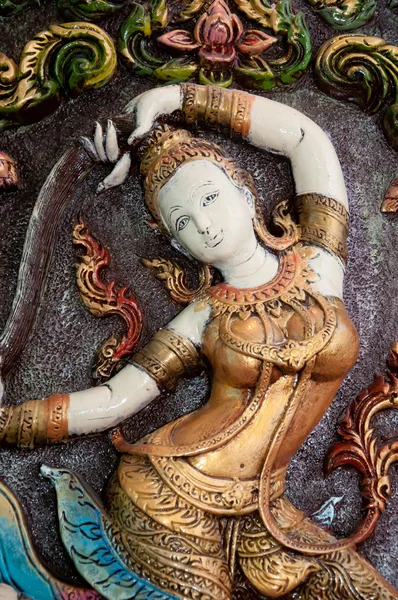 Vrouw standbeeld Thaise kunst in Thaise tempel — Stockfoto